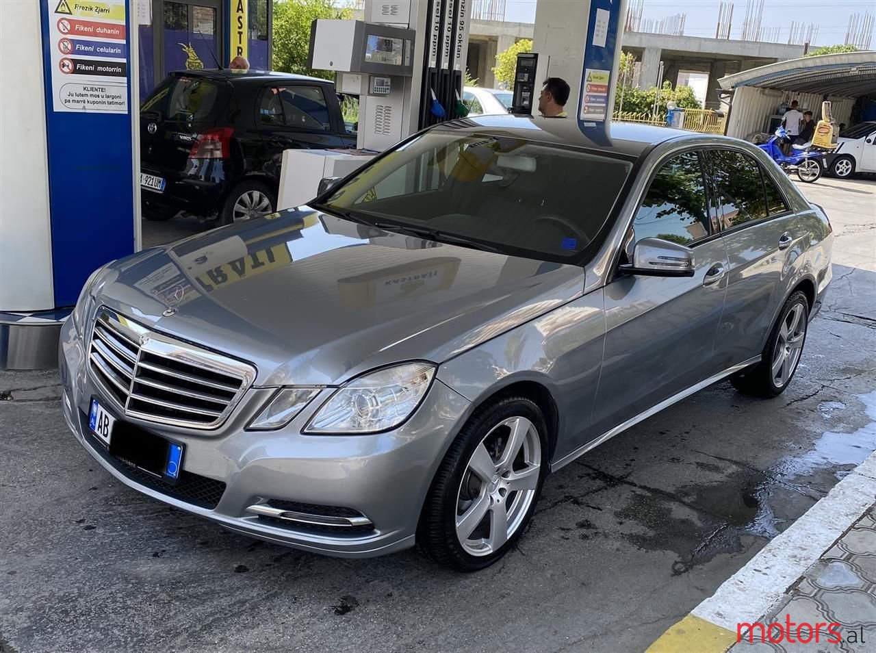 2011' Mercedes-Benz E 220 photo #3