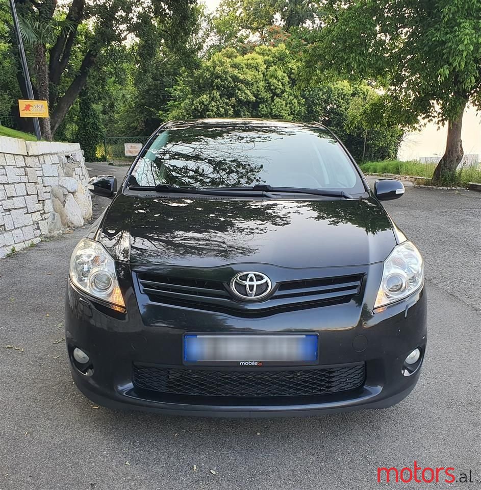 2011' Toyota Auris photo #2