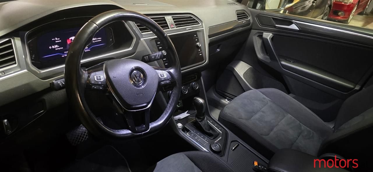 2020' Volkswagen Tiguan photo #3