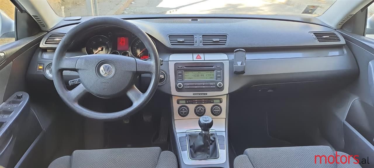 2005' Volkswagen Passat photo #2