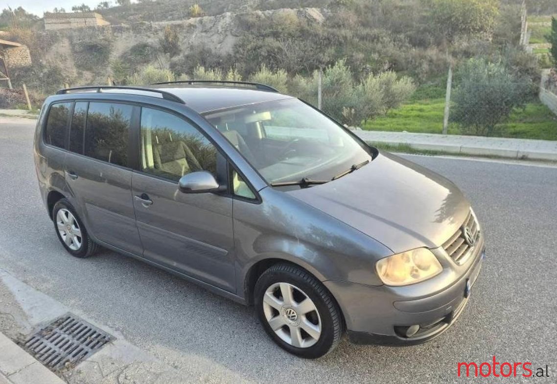 2009' Volkswagen Touran photo #3