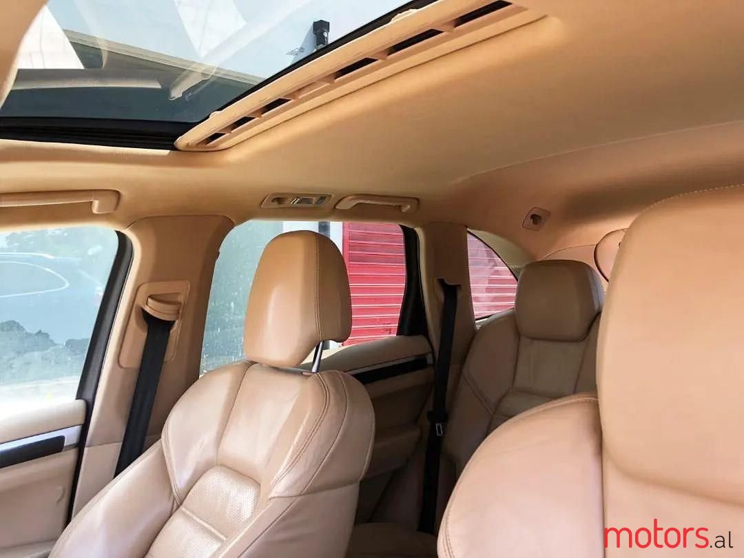 2011' Porsche Cayenne photo #3