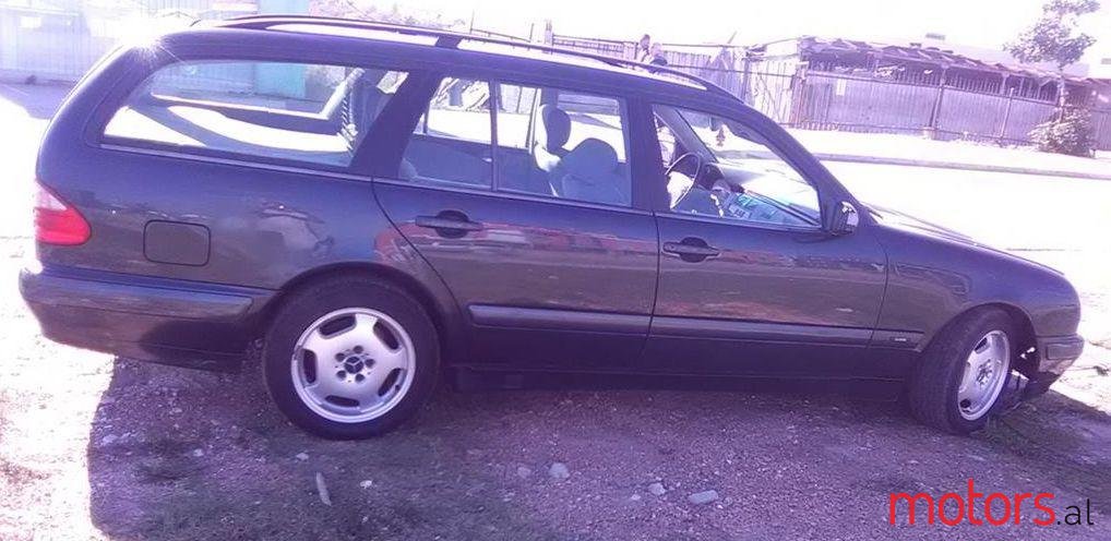 2000' Mercedes-Benz E 220 photo #1