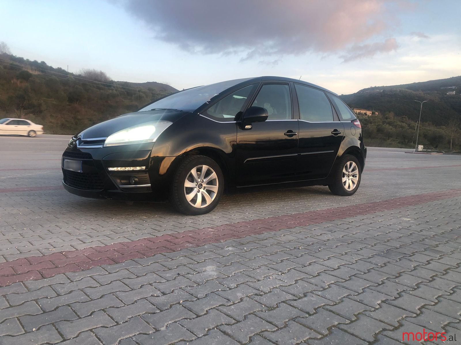 2011' Citroen C4 photo #6