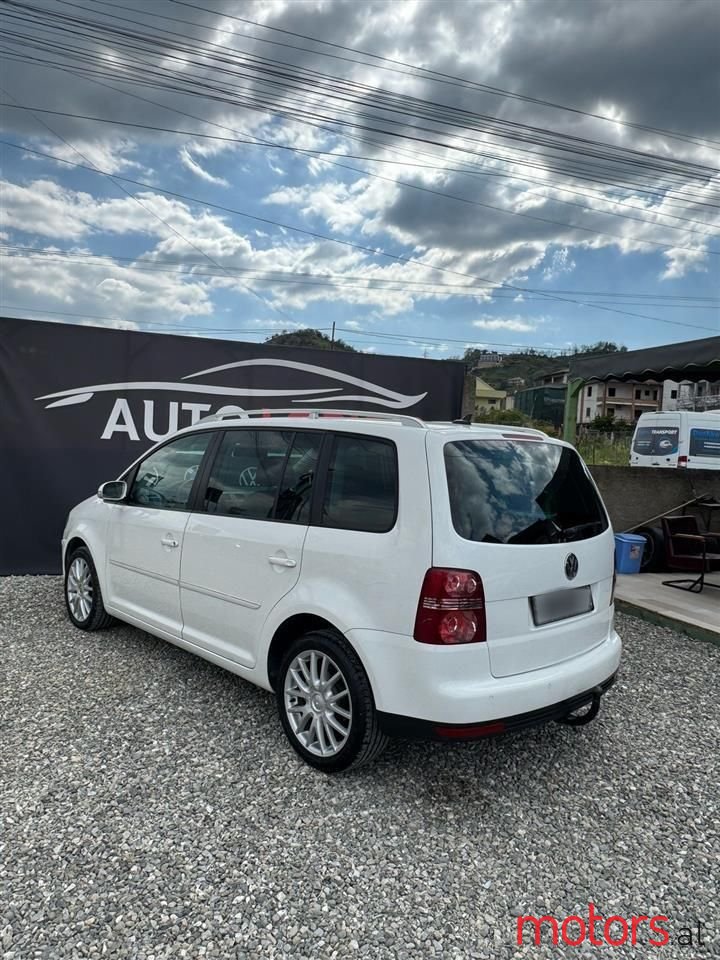 2008' Volkswagen Touran photo #2
