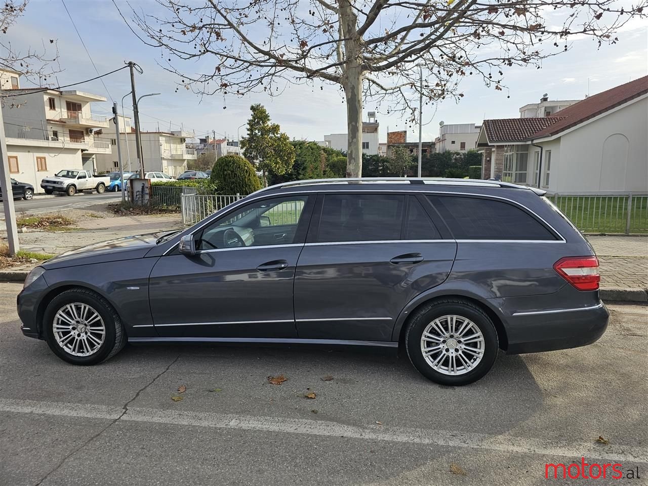 2011' Mercedes-Benz E 220 photo #2