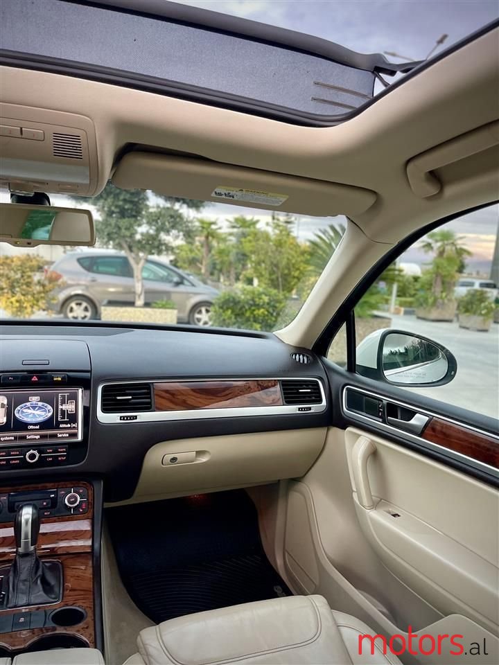 2012' Volkswagen Touareg photo #6