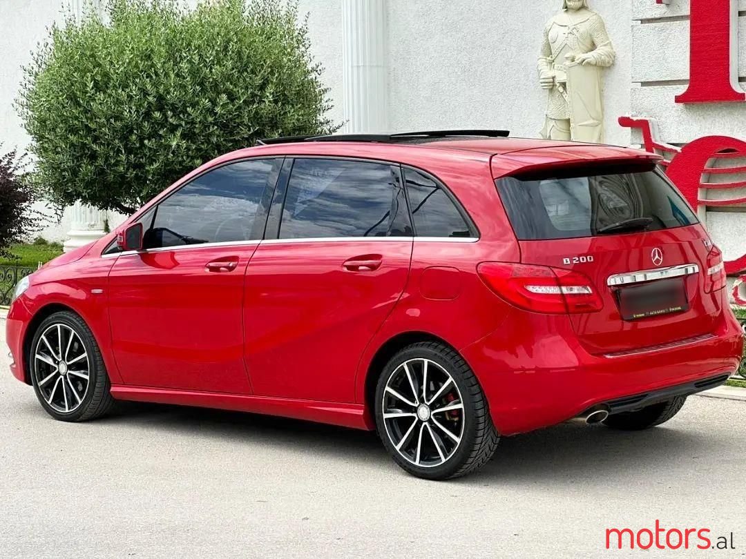 2013' Mercedes-Benz B 200 photo #2