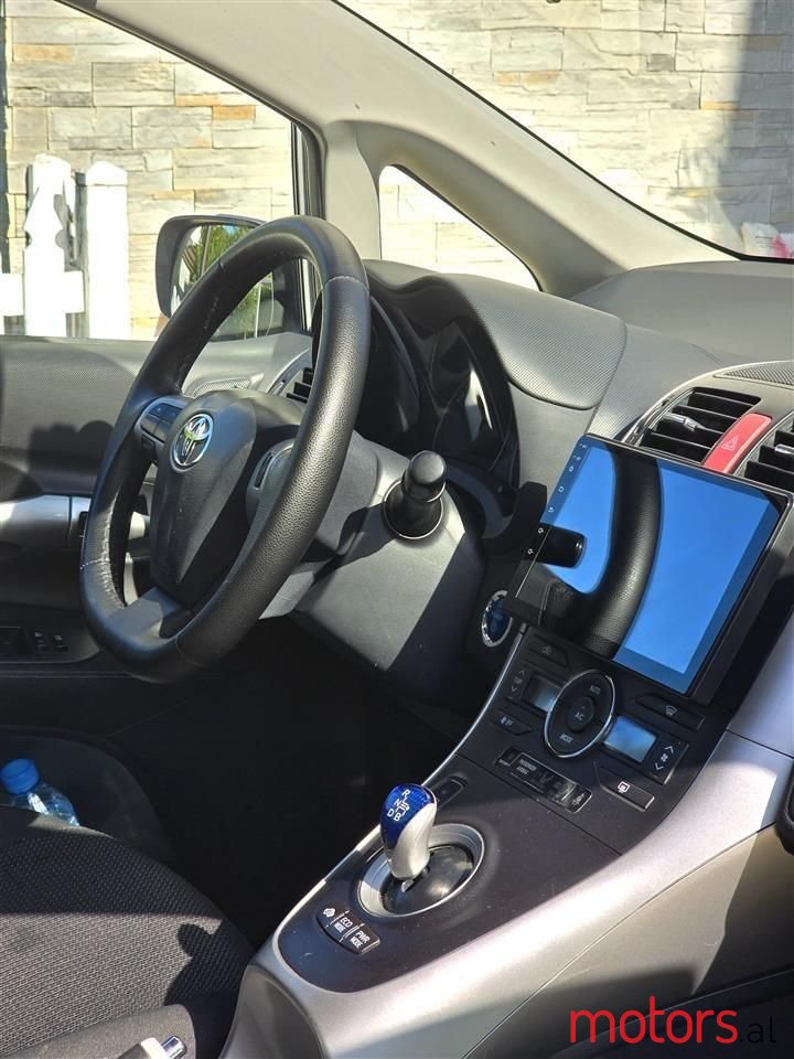 2011' Toyota Auris photo #5