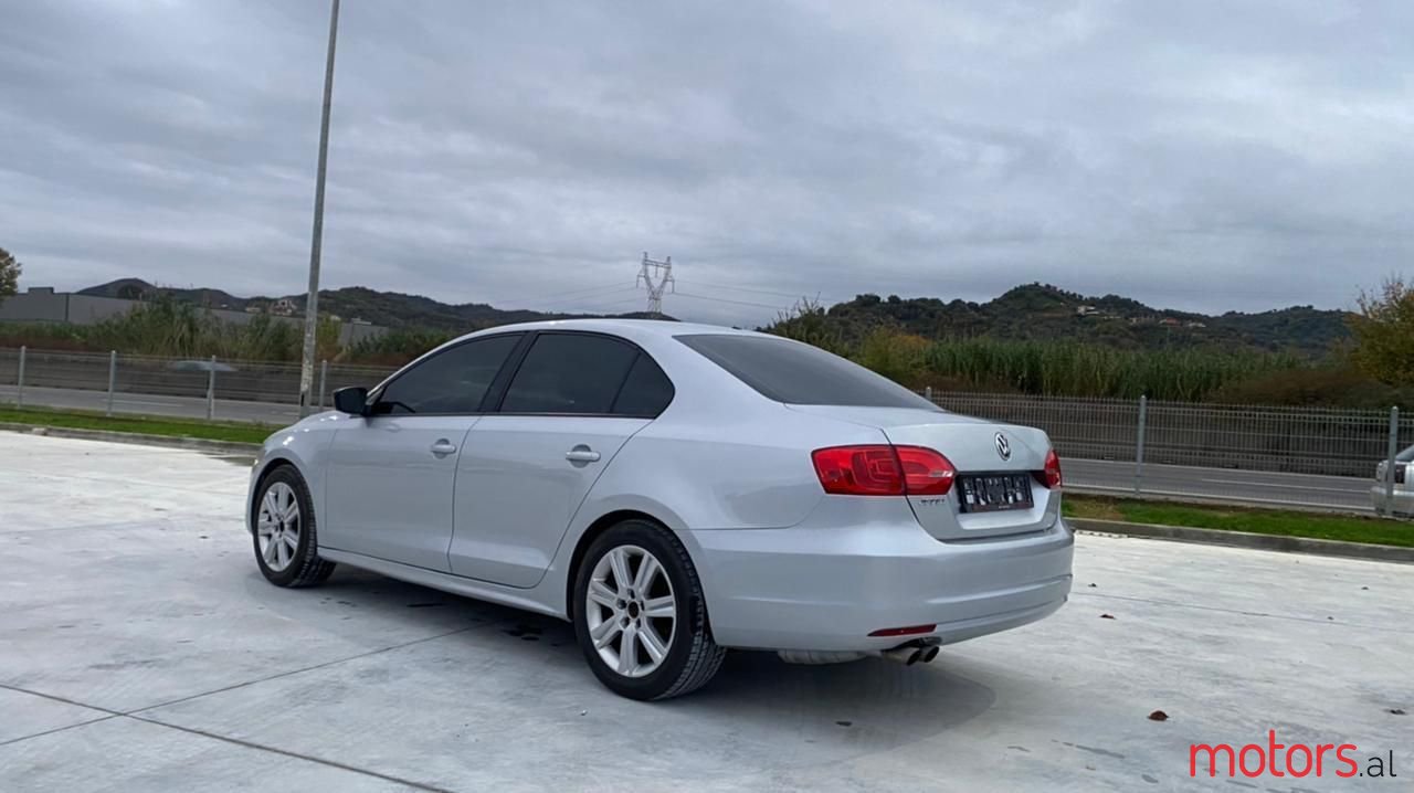 2012' Volkswagen Jetta photo #2