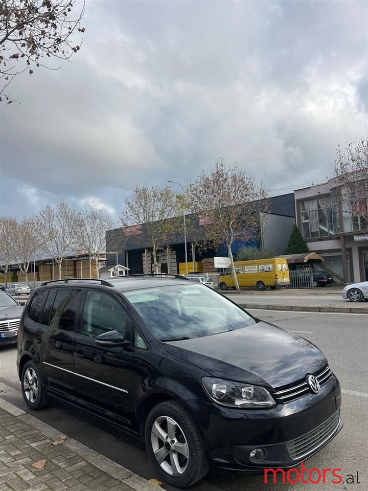 2011' Volkswagen Touran photo #1