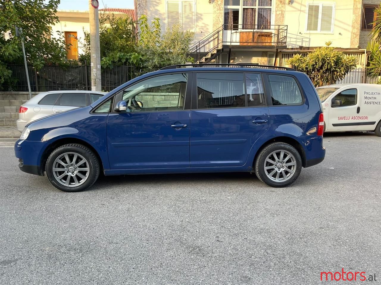2005' Volkswagen Touran photo #2