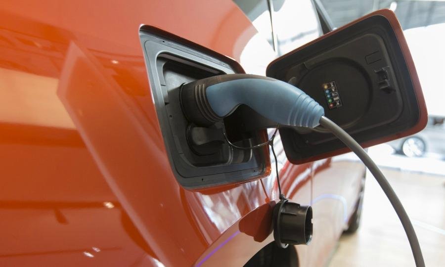 Irlanda do ta ndalojë shitjen e veturave me benzinë dhe naftë nga viti 2030