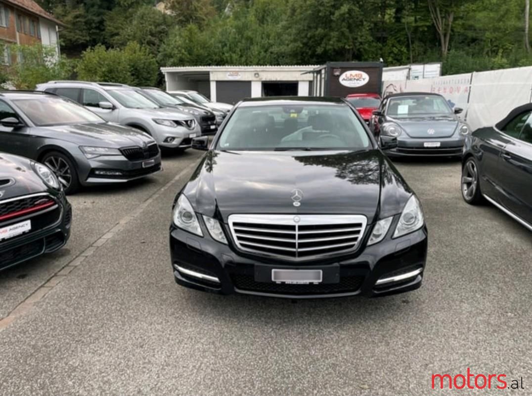 2011' Mercedes-Benz E 200 photo #3