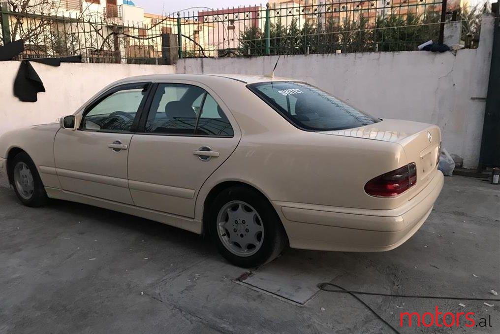 2002' Mercedes-Benz E 220 photo #1