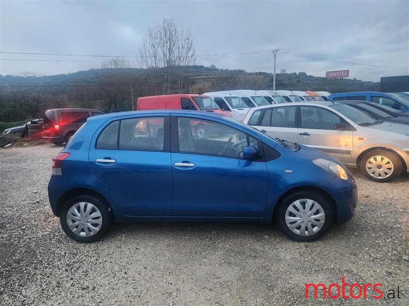 2011' Toyota Yaris photo #4