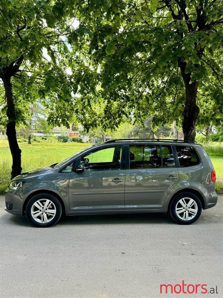2012' Volkswagen Touran photo #2