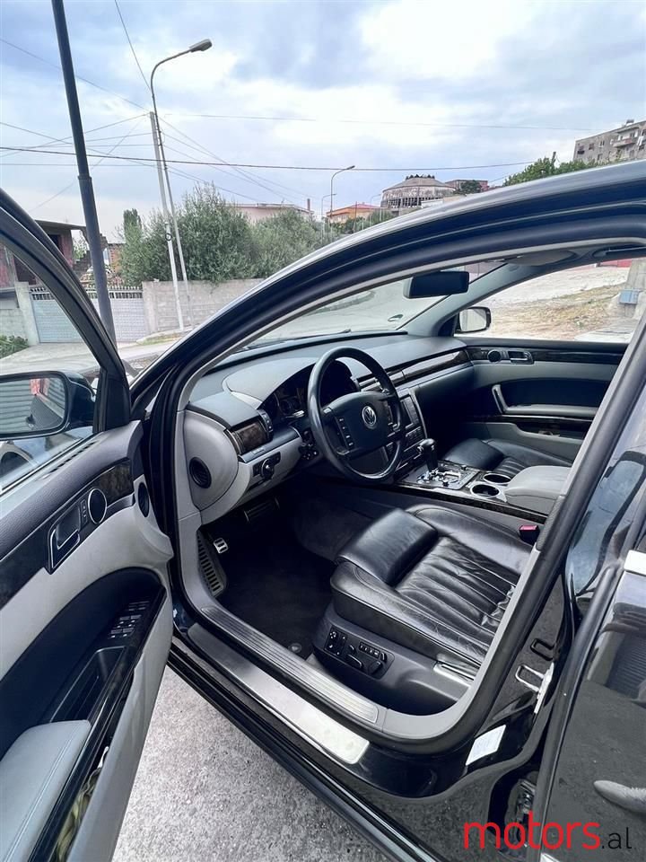 2013' Volkswagen Phaeton photo #2