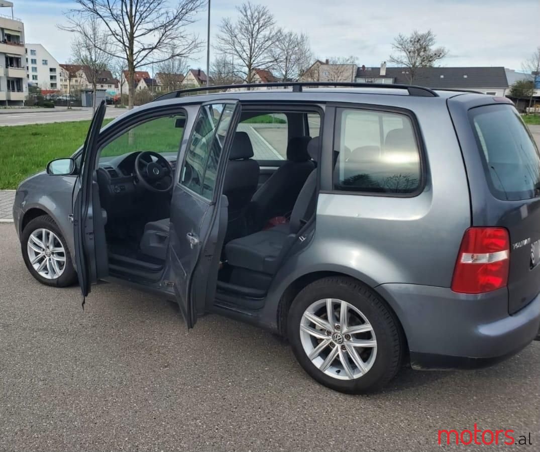 2005' Volkswagen Touran photo #3