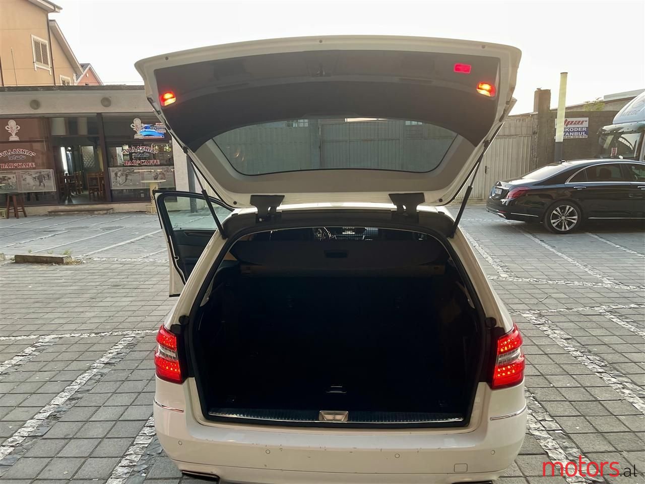 2013' Mercedes-Benz E 200 photo #4