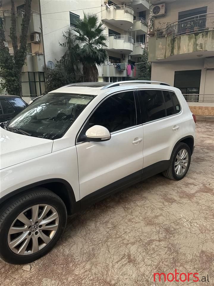 2011' Volkswagen Tiguan photo #3