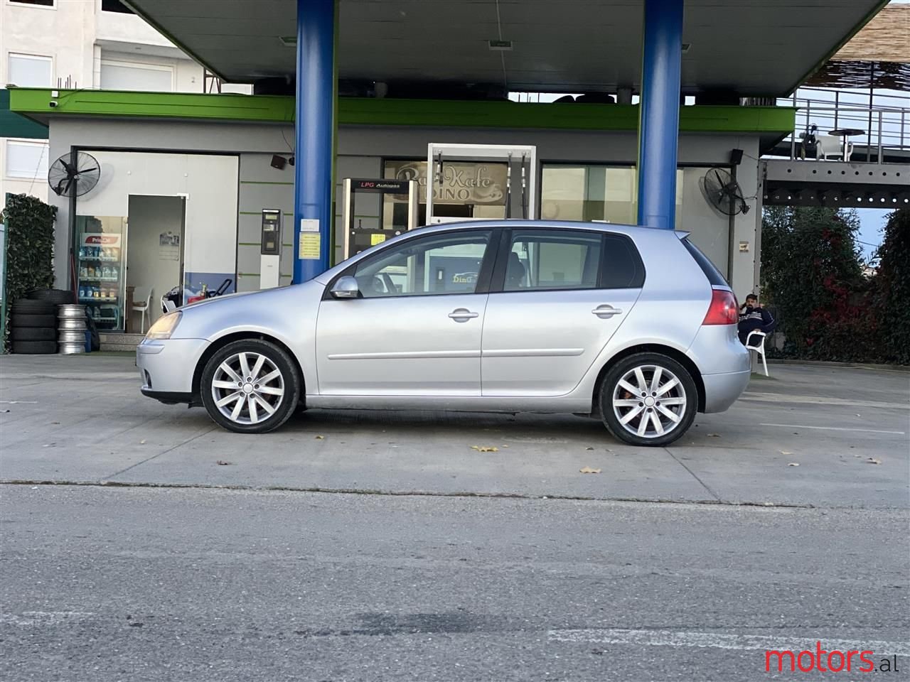 2004' Volkswagen Golf photo #3