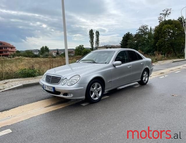 2004' Mercedes-Benz E 220 photo #3