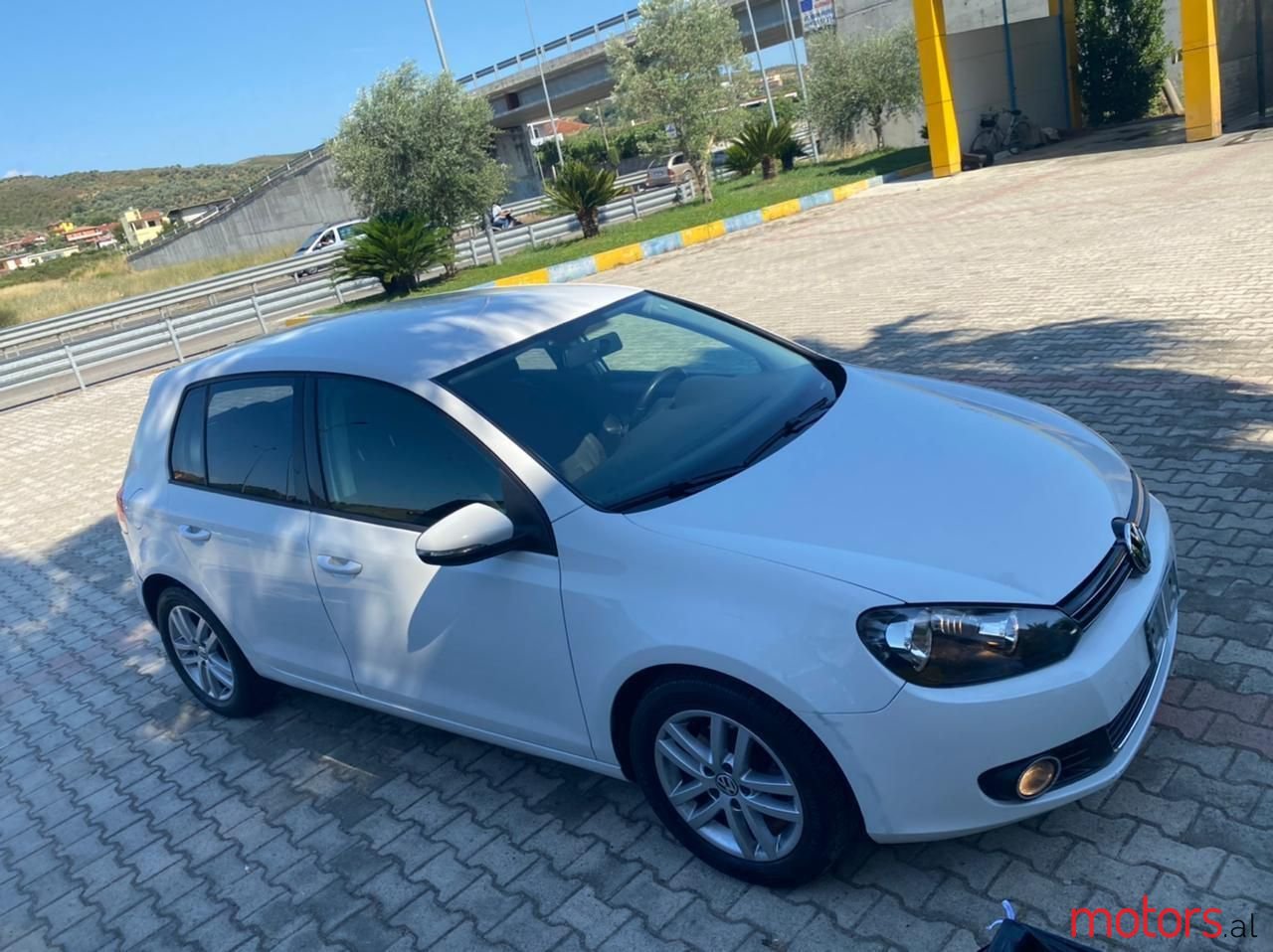 2010' Volkswagen Golf photo #2