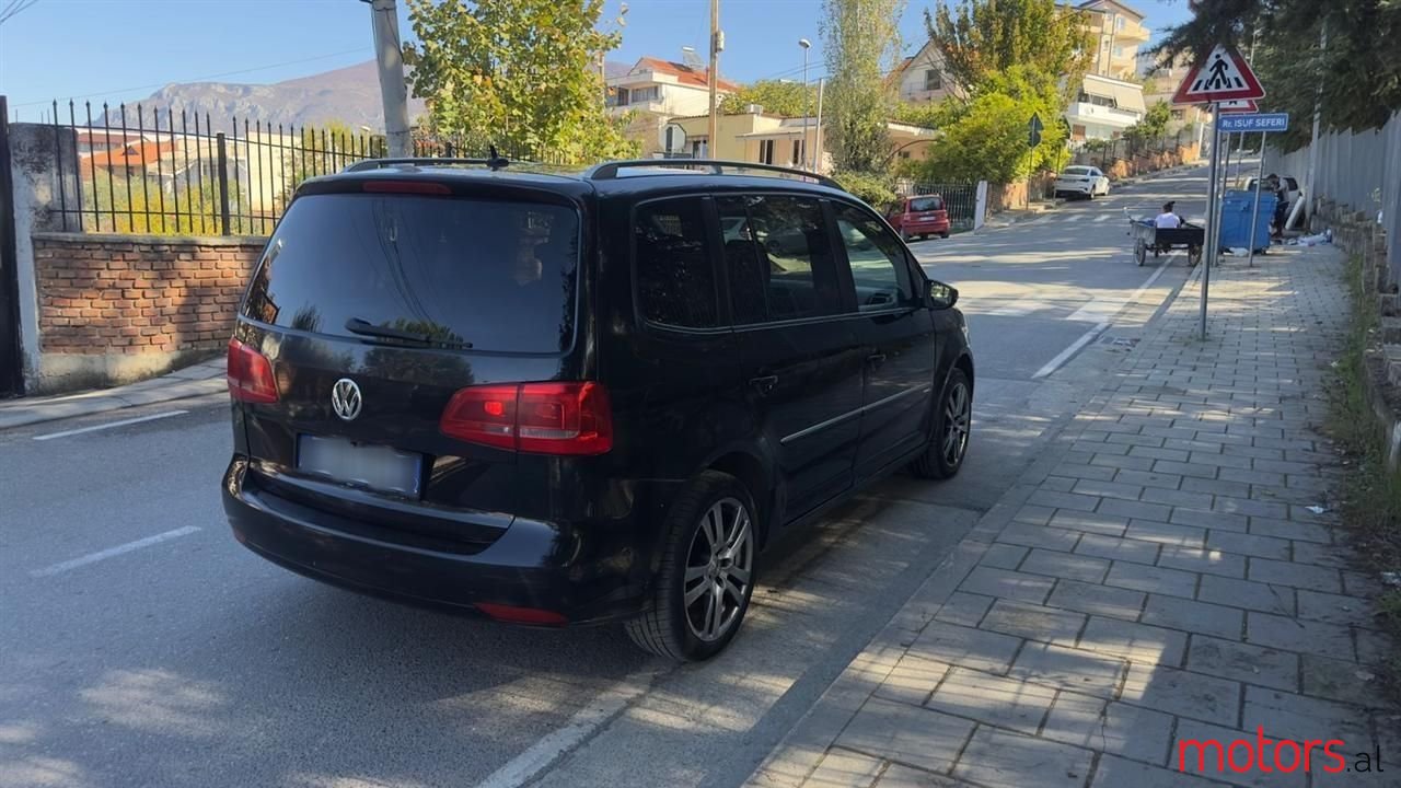 2011' Volkswagen Touran photo #3