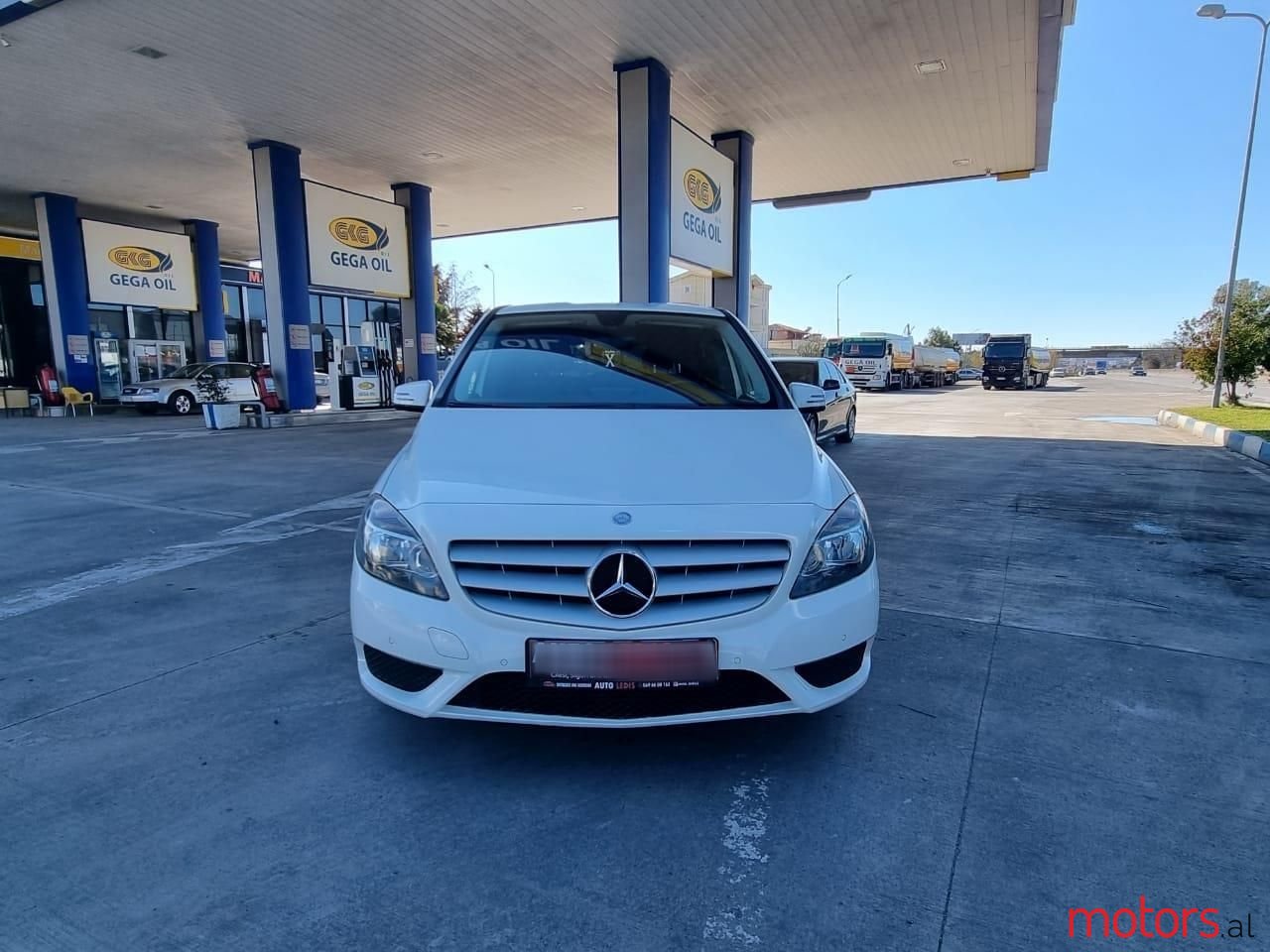 2013' Mercedes-Benz 200 photo #1