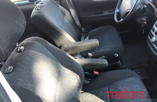 2005' Toyota Avensis Verso photo #2