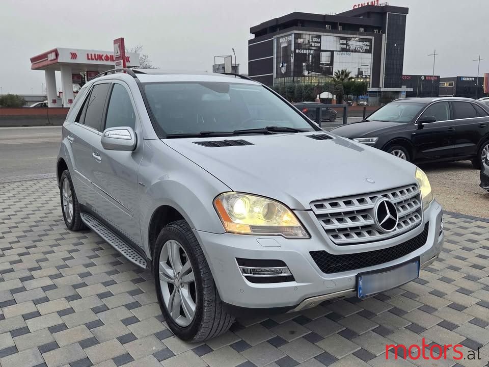 2011' Mercedes-Benz 350 photo #2