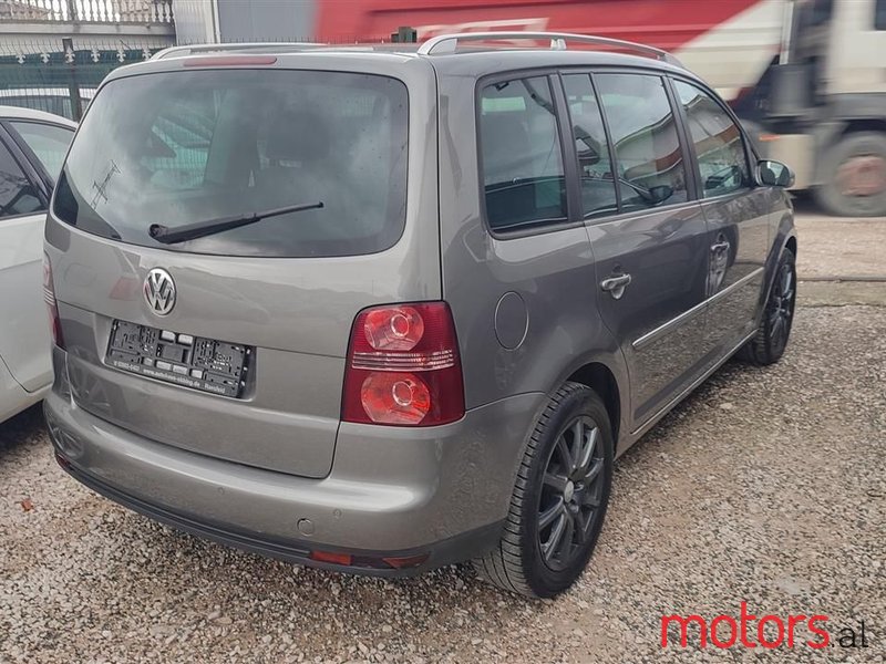 2007' Volkswagen Touran photo #1