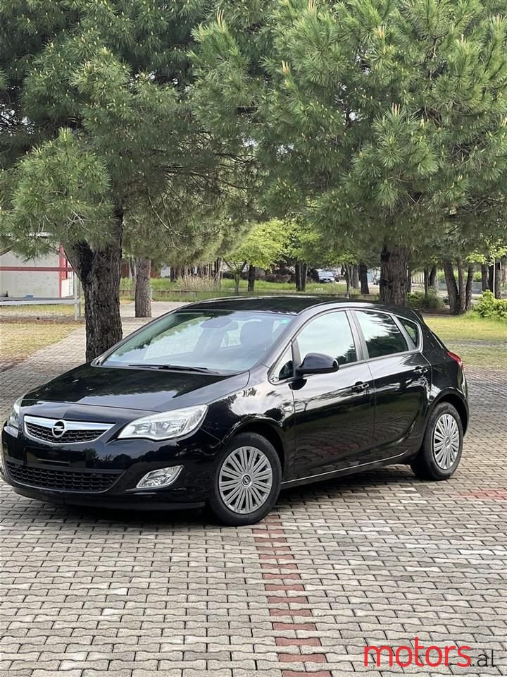 2011' Opel Astra photo #1