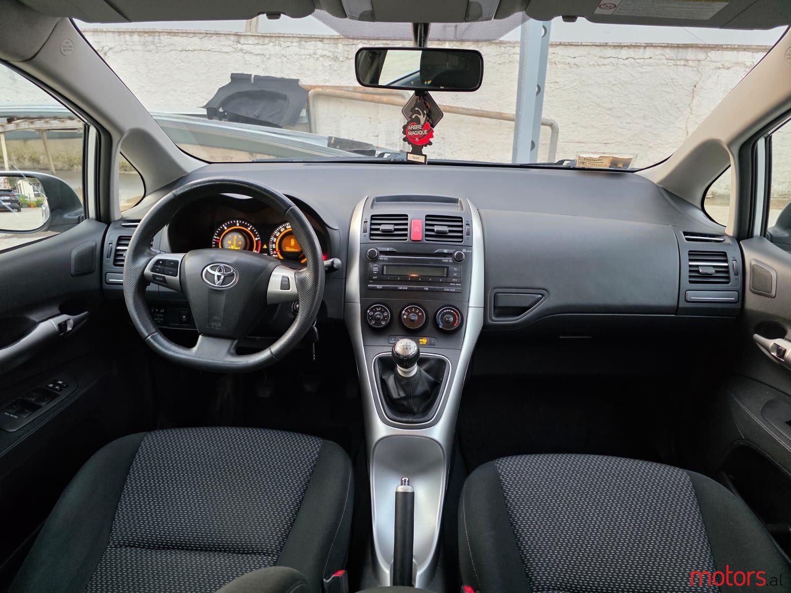 2011' Toyota Auris photo #3