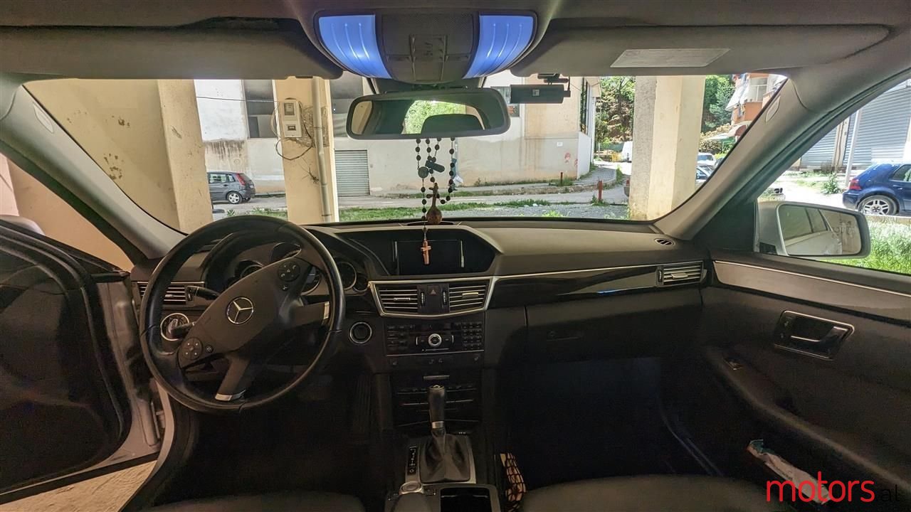 2010' Mercedes-Benz E 220 photo #2