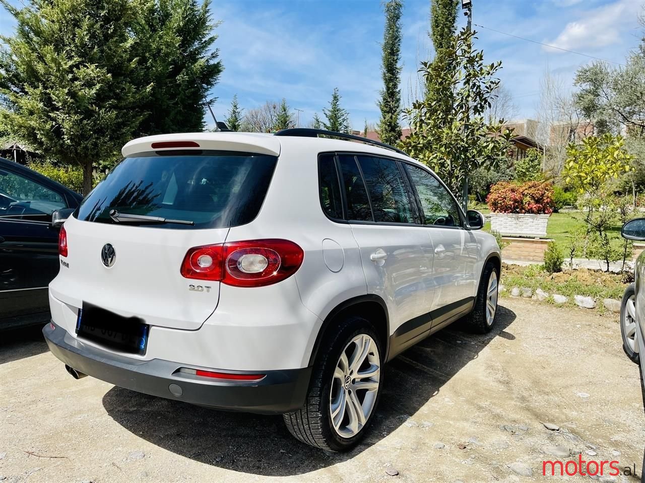 2010' Volkswagen Tiguan photo #2