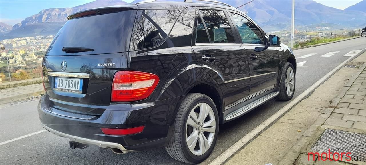 2011' Mercedes-Benz 350 photo #3