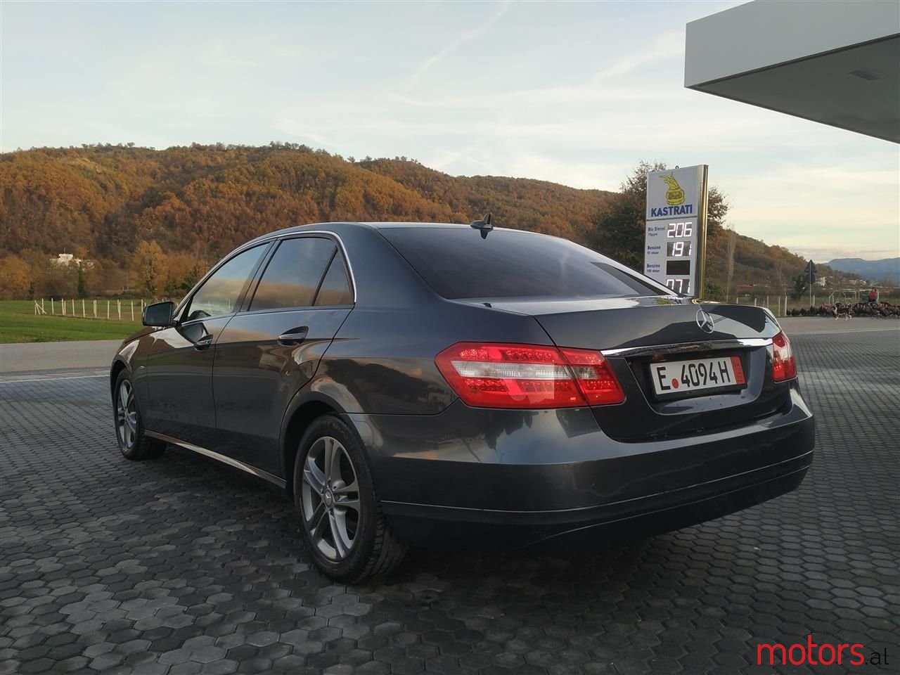 2011' Mercedes-Benz E 200 photo #4