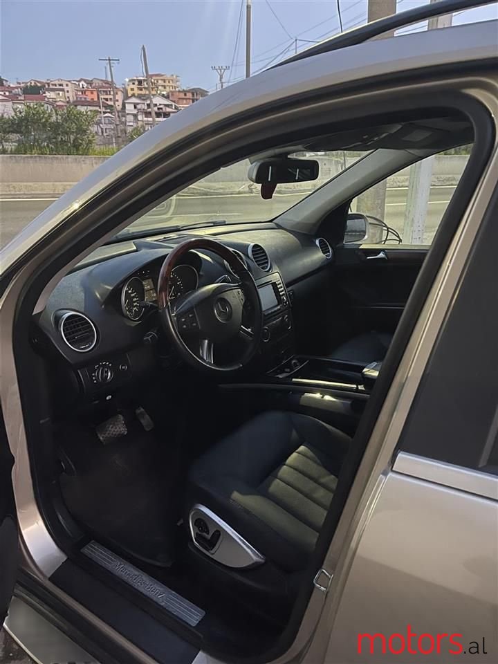 2007' Mercedes-Benz 320 photo #3