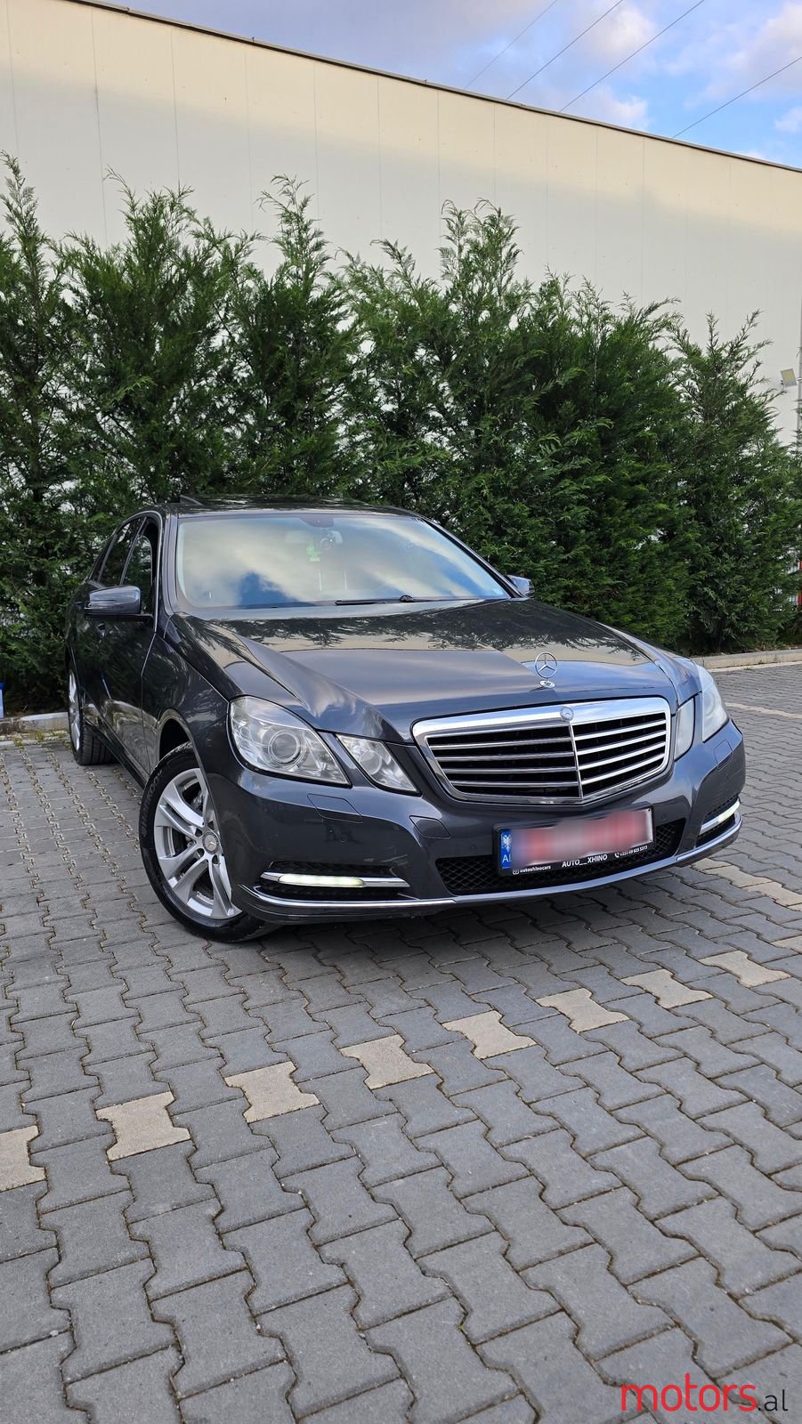 2011' Mercedes-Benz E 300 photo #2