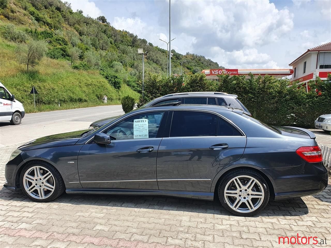 2011' Mercedes-Benz E 250 photo #1