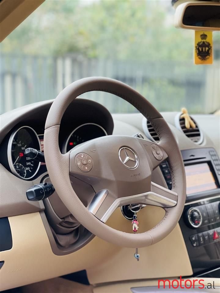 2010' Mercedes-Benz 350 photo #3