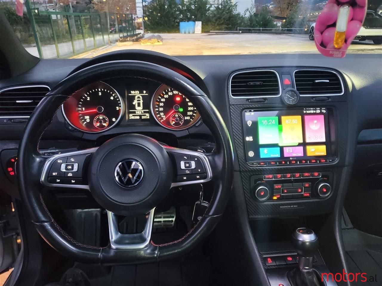 2011' Volkswagen Golf photo #1