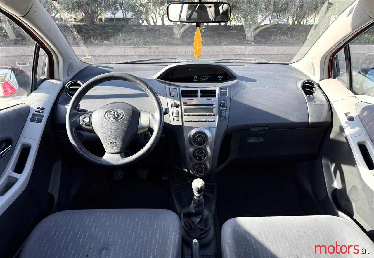 2010' Toyota Yaris photo #4