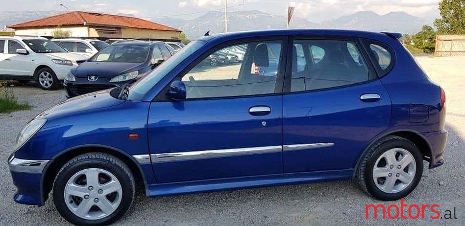 2002' Daihatsu Sirion photo #2