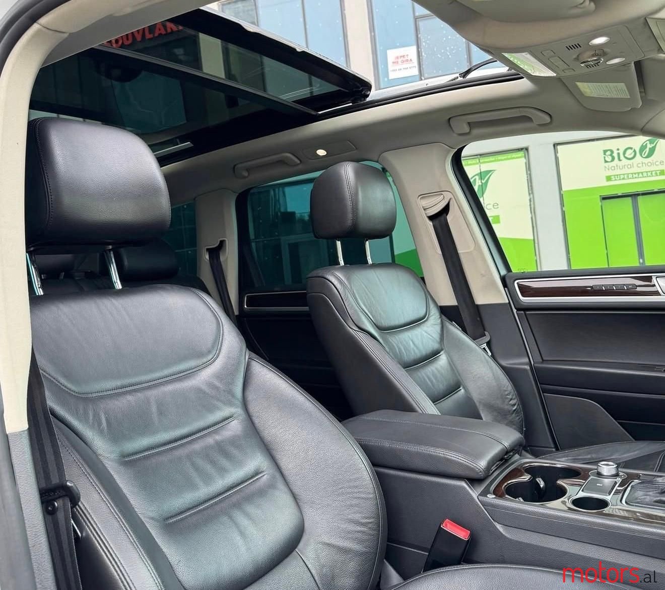 2016' Volkswagen Touareg photo #6
