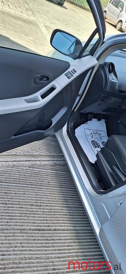 2010' Toyota Yaris photo #6