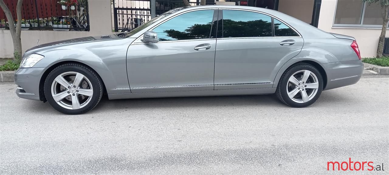 2011' Mercedes-Benz S 550 photo #3