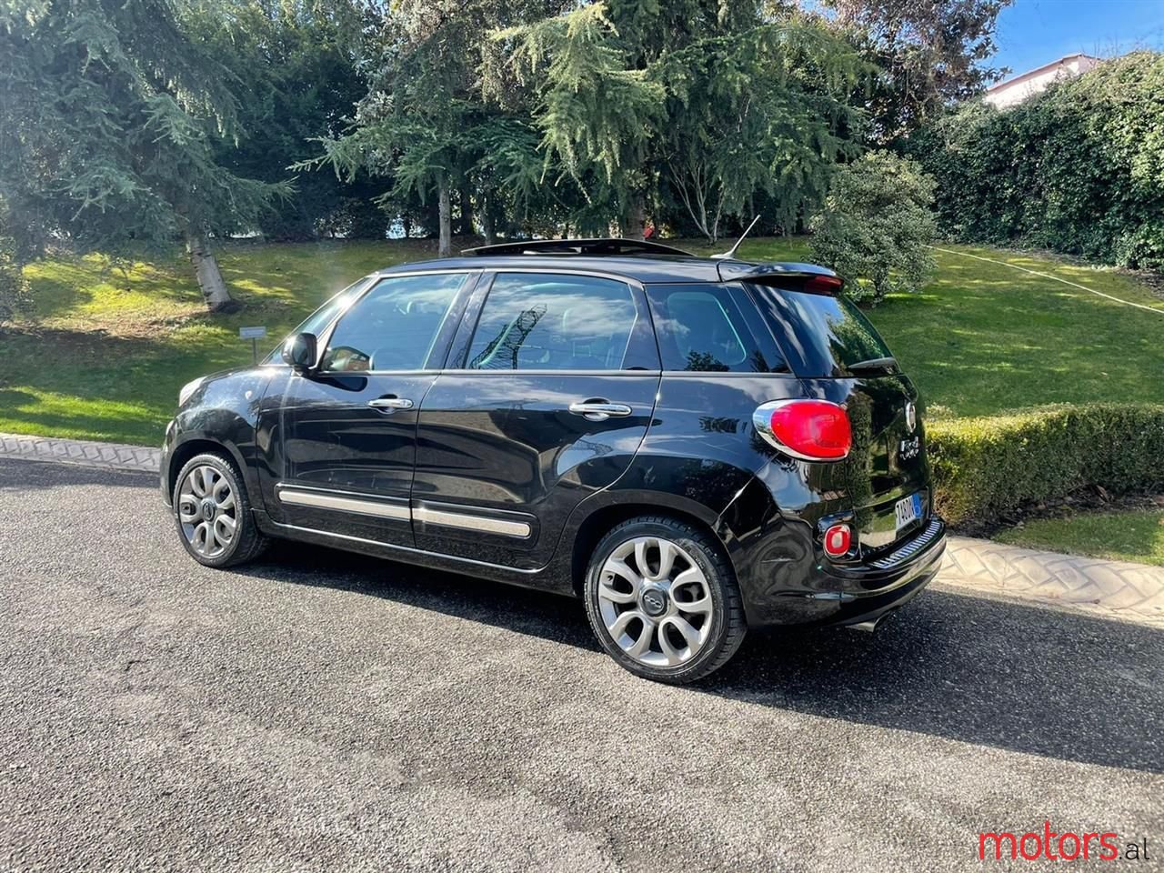 2015' Fiat 500L photo #2